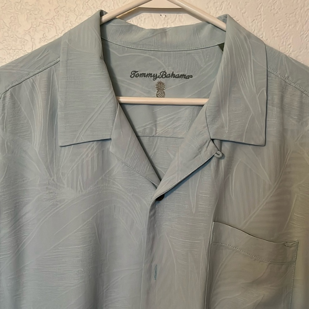 Tommy Bahama 100% Silk Blue Green Button Down Shirt